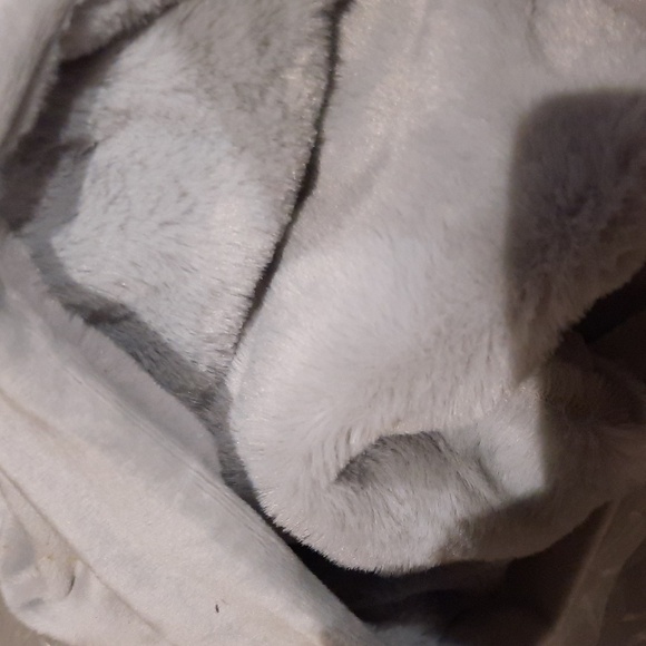 🎁 🎄 NIP ELEGANTLY GORGEOUS FAUX FUR MINK BLANKET THROW SEXXXY GREY GRAY 🎄🎁 - Picture 8 of 8